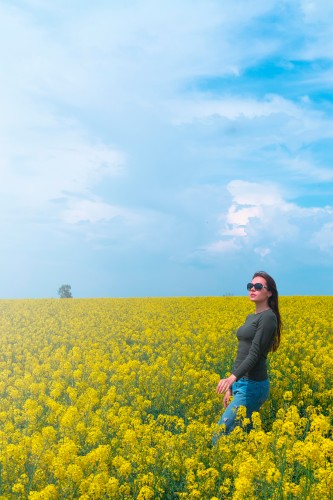 young-brunette-woman-in-a-blooming-field-