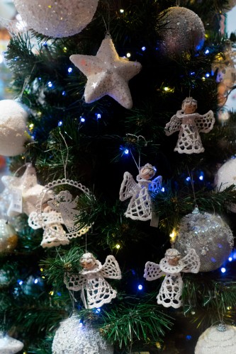 christmas-tree-with-beautiful-decor