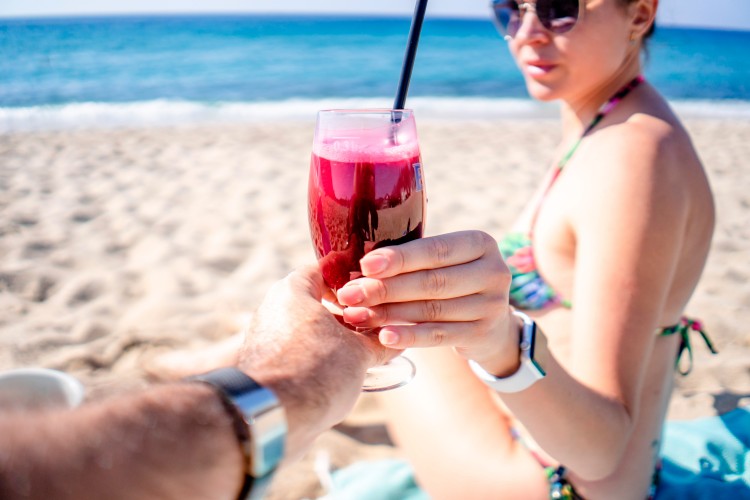 people-with-cocktail-at-the-beach