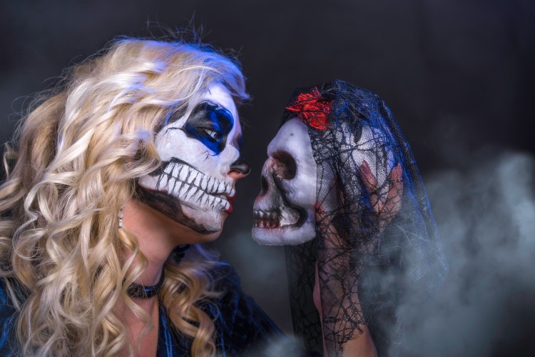 beautiful-halloween-girl-holding-skull