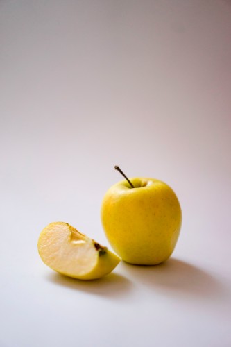 fresh-apples-on-the-light-background