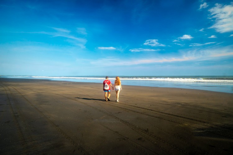 couple-holding-hands-at-bali-beach