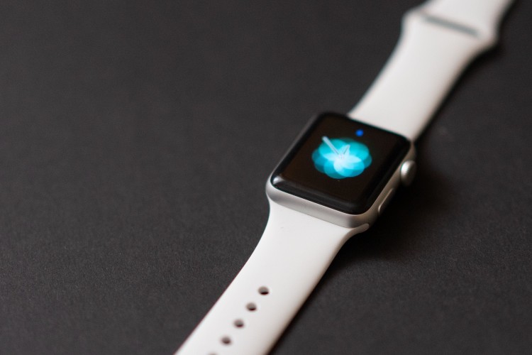 apple-watch-in-white-design-on-a-dark-background