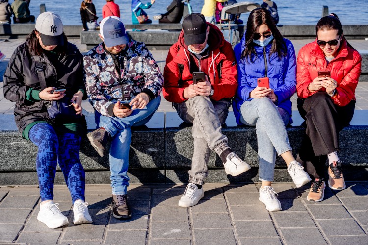 friends-with-smartphones-in-their-hands