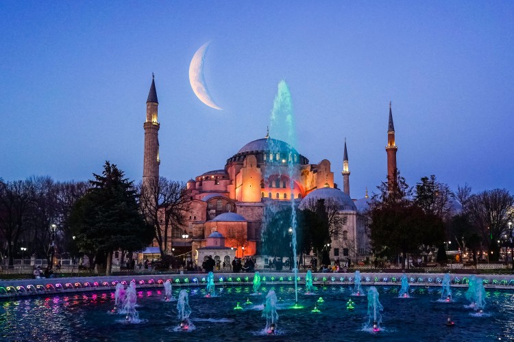 beautiful-fountain-in-front-of-mosque
