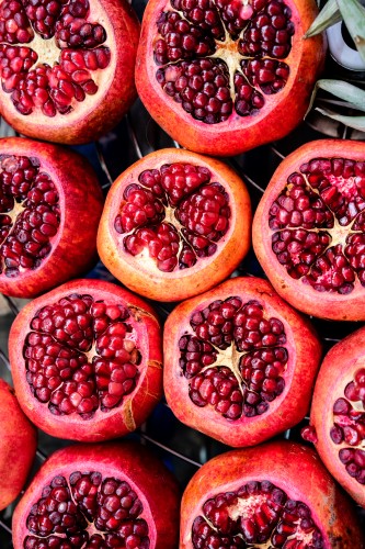 fresh-cut-pomegranates-at-the-market