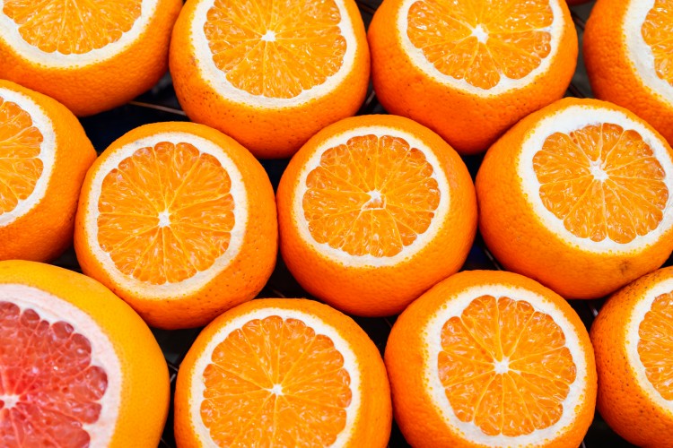 juicy-oranges-at-the-market