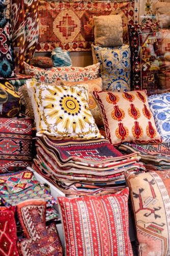 turkish-pillows-and-pillowcases-in-the-store