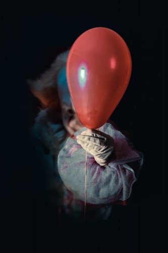 pennywise-holding-red-balloon-in-the-dark