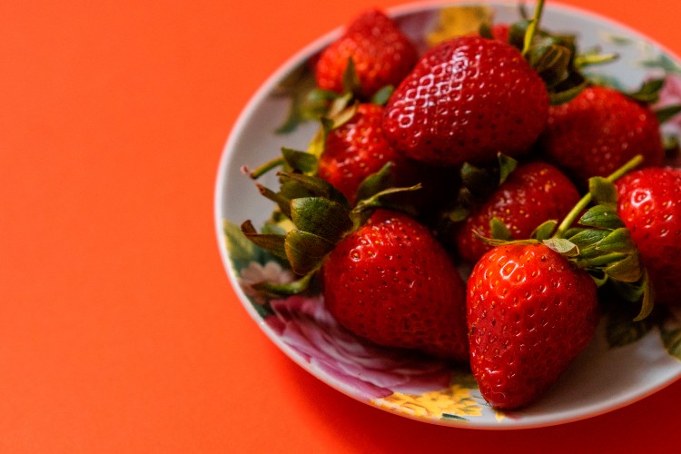 fresh-strawberries-on-the-saucer