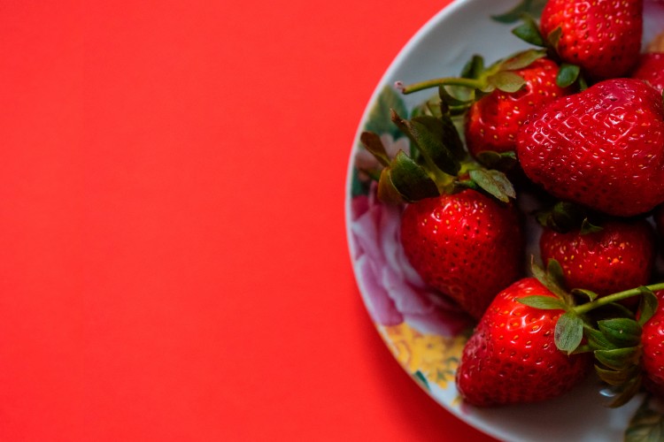 wallpaper-with-fresh-strawberries-on-the-saucer