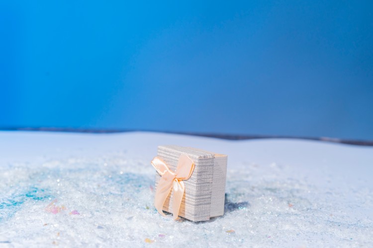 cute-christmas-gift-box-on-the-snow