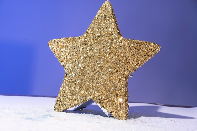 golden-textured-christmas-star-on-the-snow