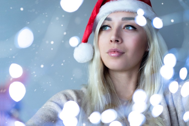 beautiful-blonde-woman-in-santa-claus-hat