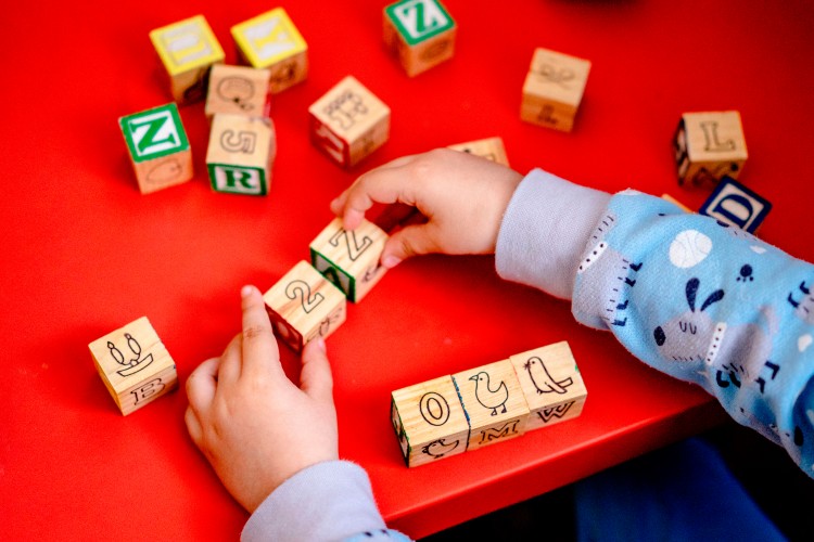 kid-plays-with-wooden-bricks