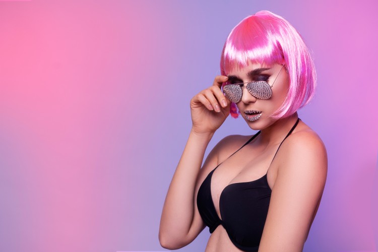 pink-haired-sexy-girl-in-shiny-glasses