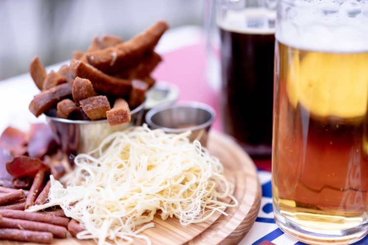 beer-glasses-and-snack-plate