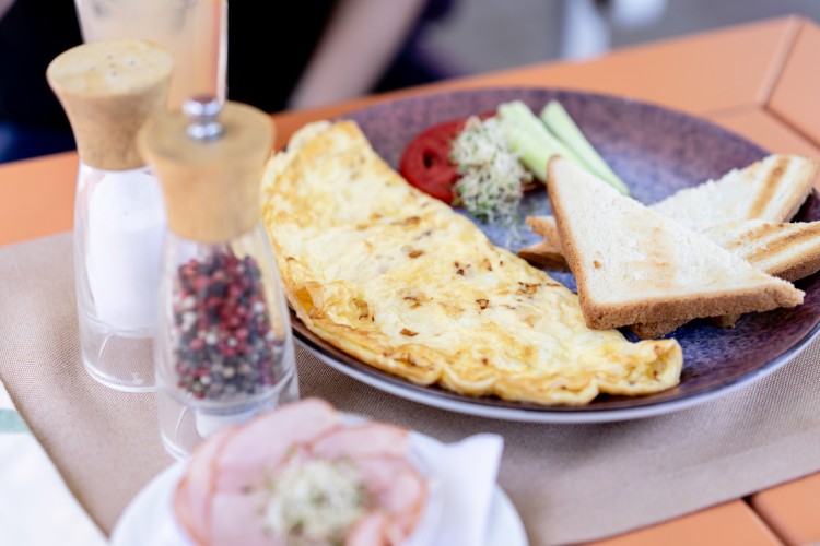 tasty-omelet-with-crispy-toast-for-breakfast