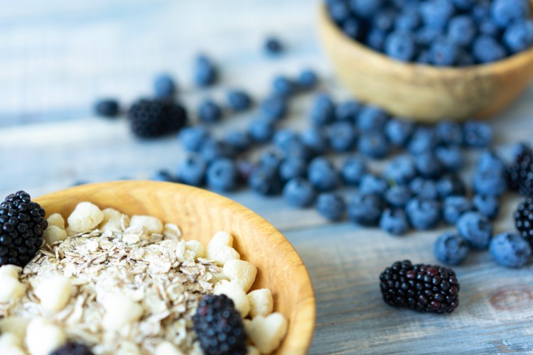 oatmeal-with-blueberries-and-mulberries