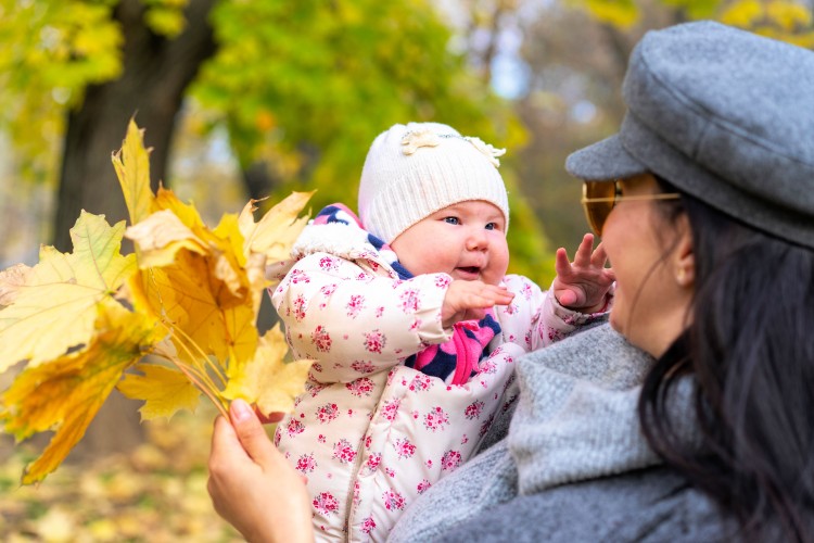 young-mother-with-a-baby-in-the-autumn-park