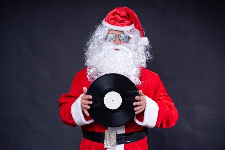 santa-claus-holding-vinyl-record