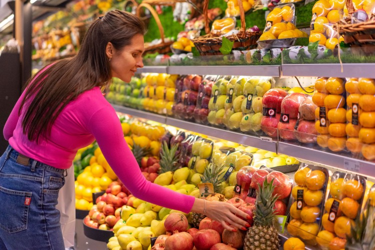 young-brunette-woman-chooses-fruits-in-a-supermarket6008