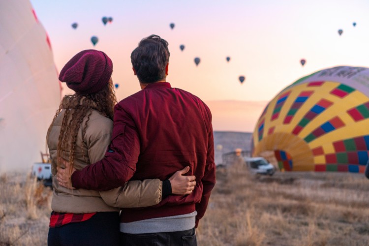 young-couple-on-the-background-of-balloons-in-cappadocia