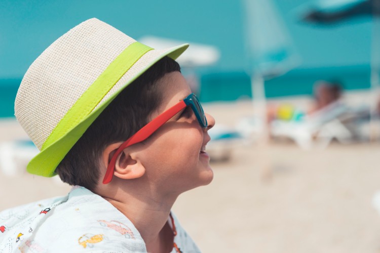 smiling-kid-in-summer-hat-and-sunglasses