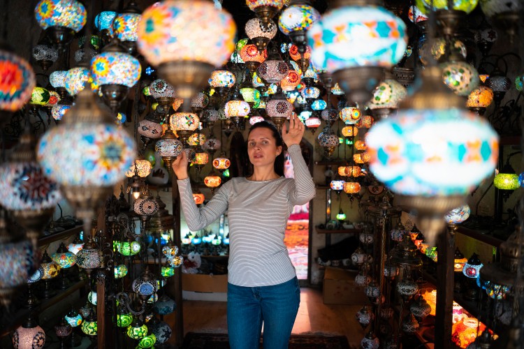 woman-with-traditional-turkish-lamps
