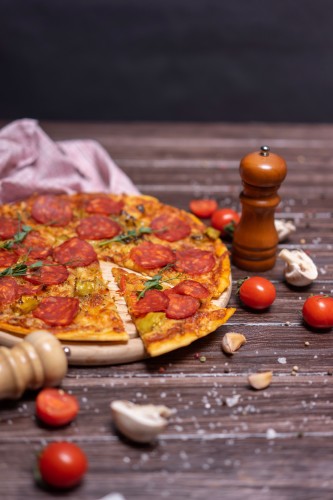 paperoni-italian-pizza-on-wooden-background
