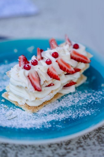cake-with-white-cream-and-strawberries