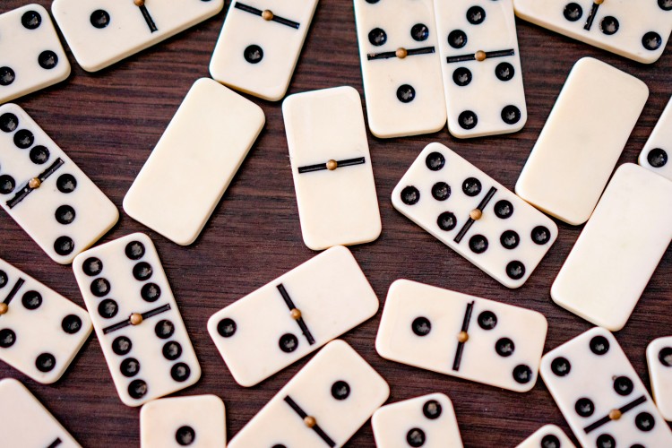 domino-pieces-on-the-wooden-surface