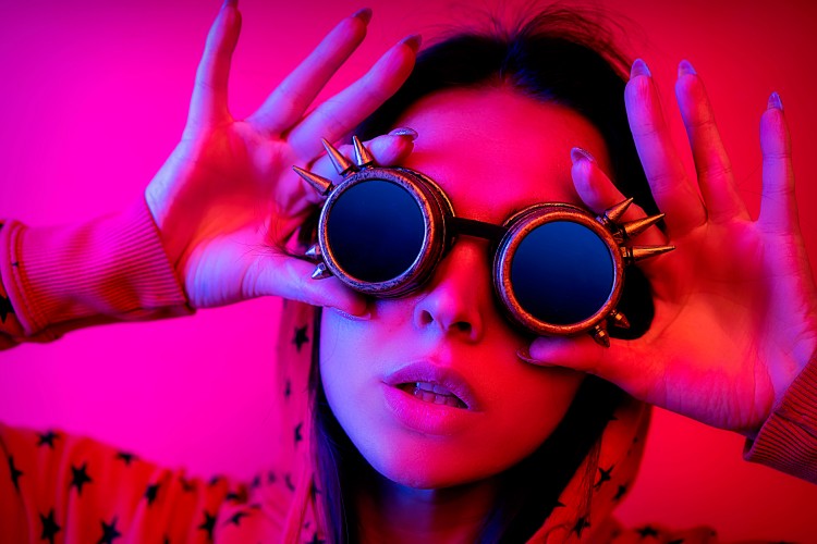 cyberpunk-girl-in-goggles-on-a-pink-background