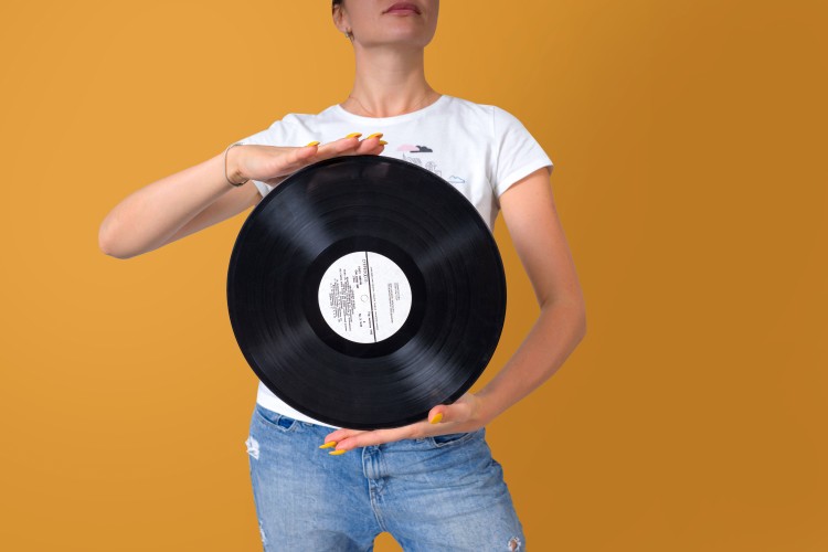 vinyl-record-in-female-hands