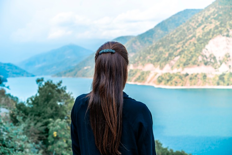 woman-looks-at-the-lake-and-mountains