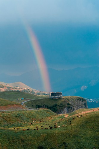 rainbow-over-the-friendship-monument-in-georgia