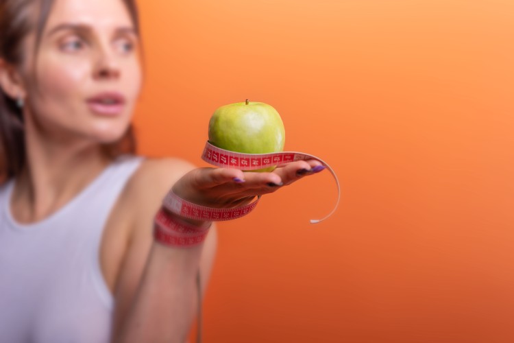 fitness-girl-with-a-green-apple-in-hand