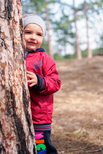cute-kid-in-hat-posing-near-the-tree