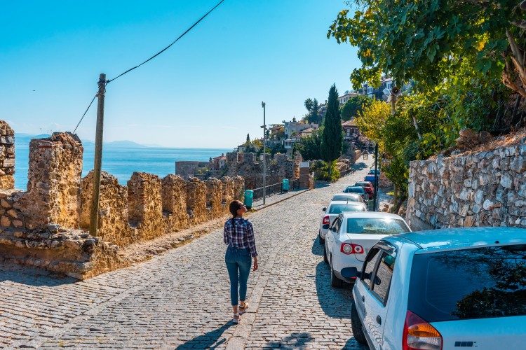 woman-walks-down-the-old-streets-of-alanya