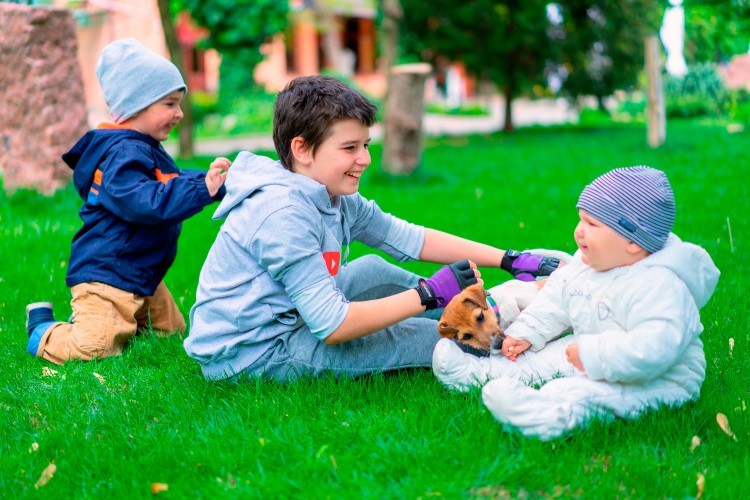 happy-kids-playing-on-the-grass