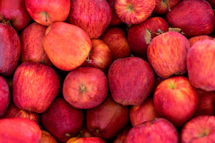 red-apple-background