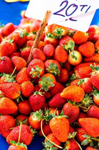 delicious-strawberry-at-the-food-market