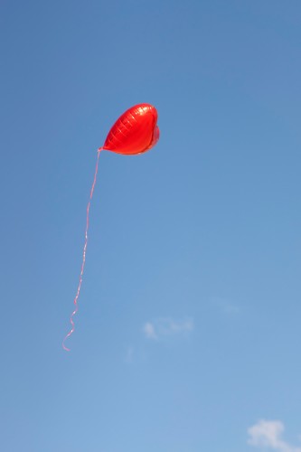 heart-balloon-in-the-sky
