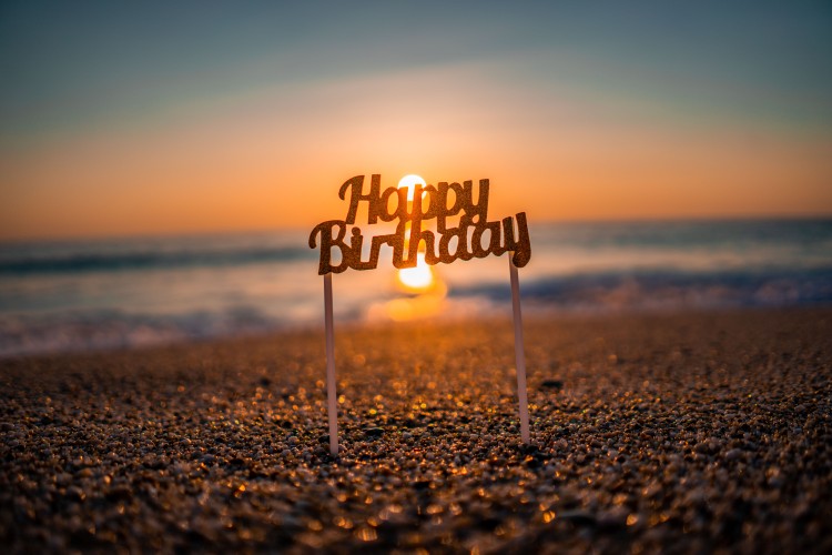 birthday-decoration-on-the-beach-in-the-sand