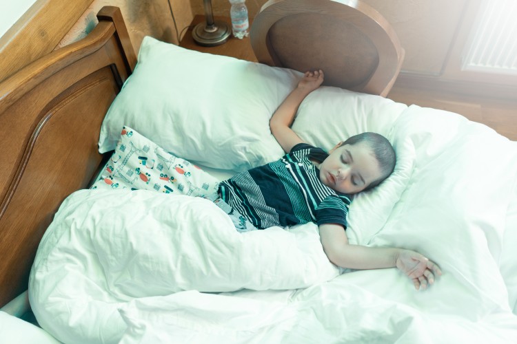 kid-sleeping-in-the-hotel-room