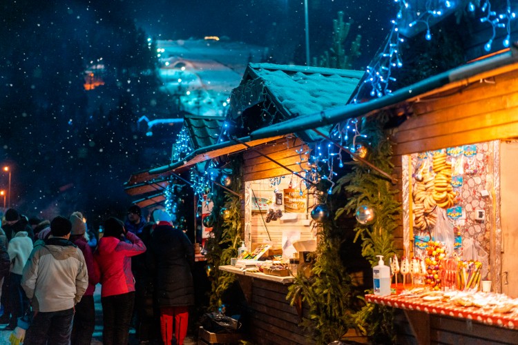 outdoor-christmas-market-on-a-snowy-night