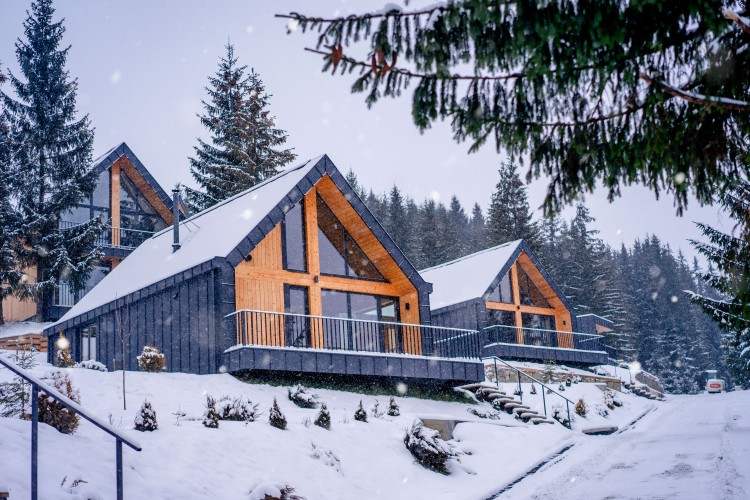 stylish-wooden-cottages-under-the-snow