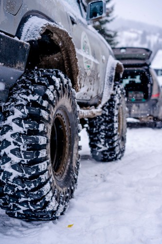 grey-jeep-car-on-the-snow
