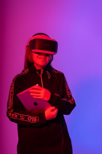 girl-with-vr-glasses-and-a-tablet-in-her-hand