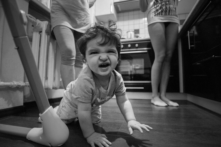 black-and-white-photo-of-the-kid-on-the-floor